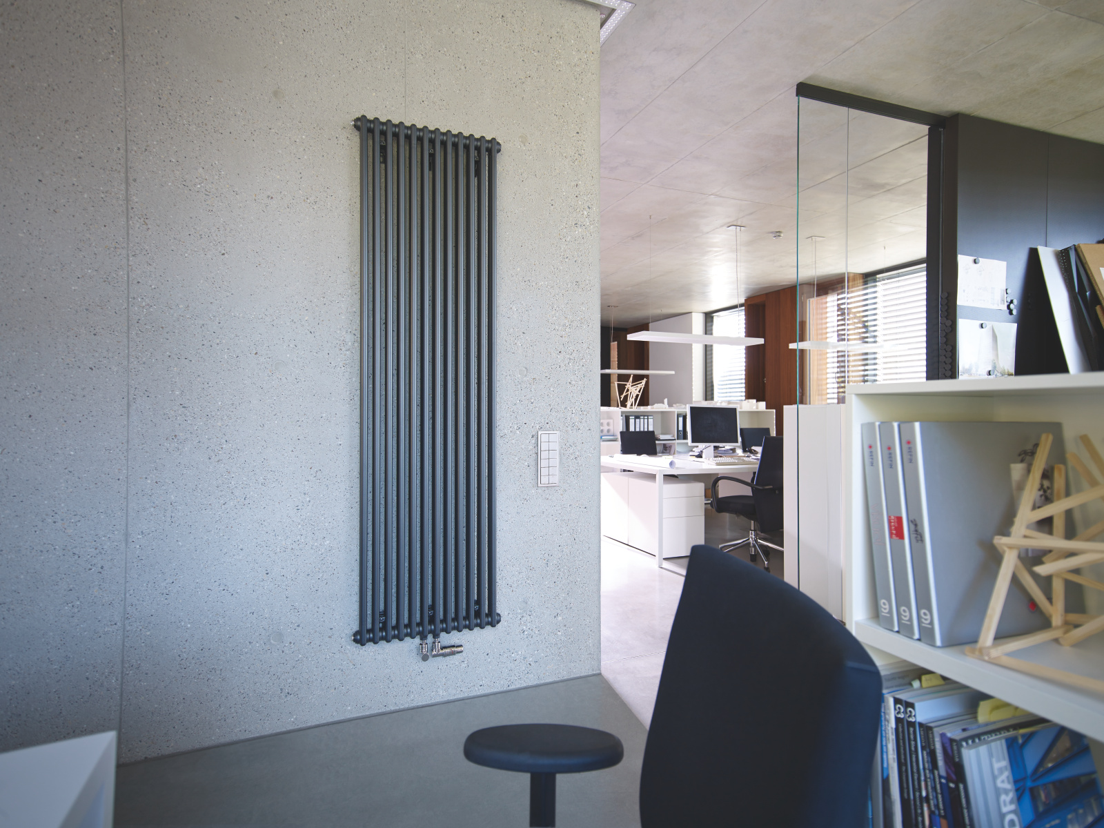 Zehnder_RAD_Charleston-HY_2200_12_volcanic_buero_02 Rendering Zehnder Charleston Decorative radiator Front view
