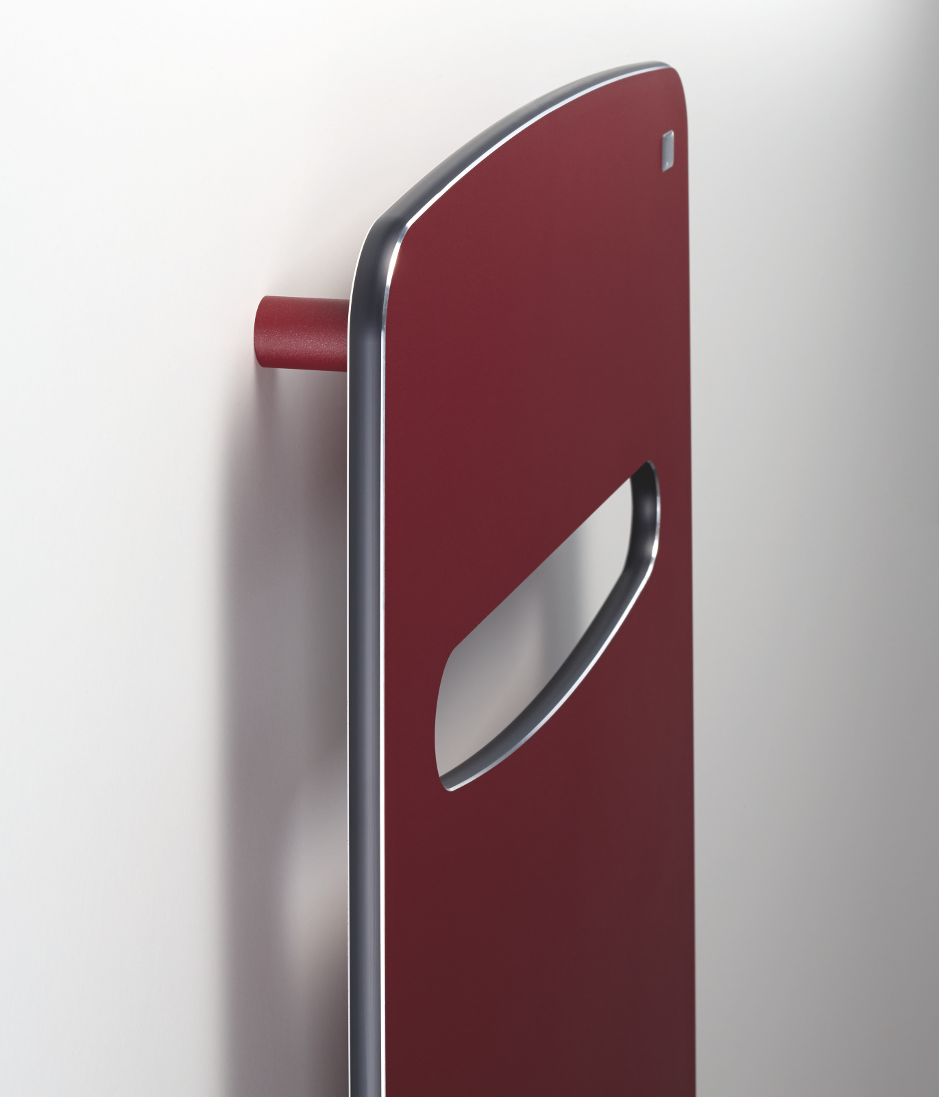 Zehnder_RAD_Vitalo-Spa_wall mounting_cutout Focus Zehnder Vitalo Spa Decorative radiator Side view