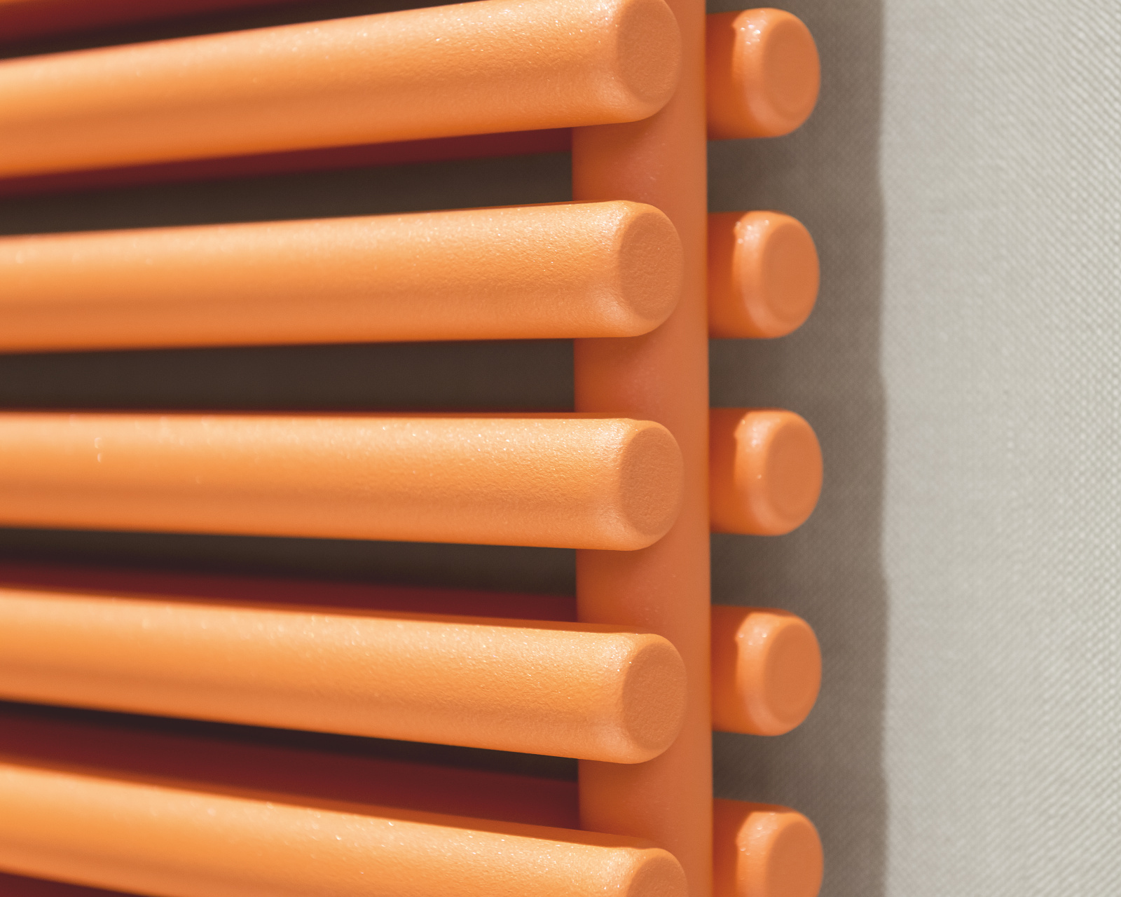 Zehnder_RAD_Ovida-HY_Double layer_PL_Detail_side_right_B10_150_050_05_orangequartz_1 Focus Zehnder Ovida Decorative radiator Side view