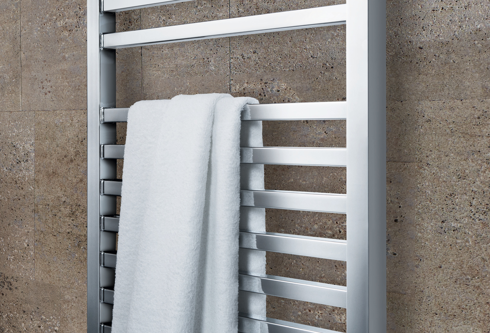 Zehnder_RAD_Vision_chrome_bathroom_detail Rendering Zehnder Vision Decorative radiator Front view