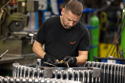 Pracownik w Zehnder Mężczyzna pracujący przy grzejniku zehnder charlston